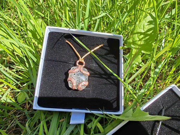 Měděný amulet Geometrie přírody – Black Dot Quartz (Galvanoplastika)