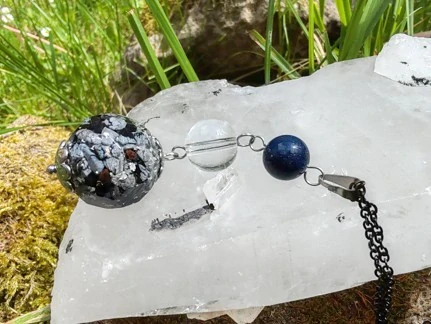 "Ochrana & Nadhled" Orgonitový přívěsek s vločkovým obsidiánem, lapisem lazuli a černým řetízkem