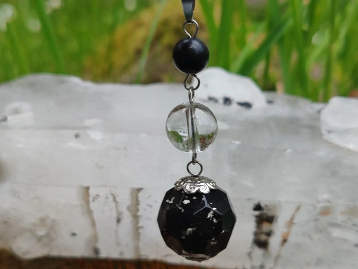 "Magický štít" Vzdušný orgonitový přívěsek se surovým šungitem, křišťálem a stříbrem