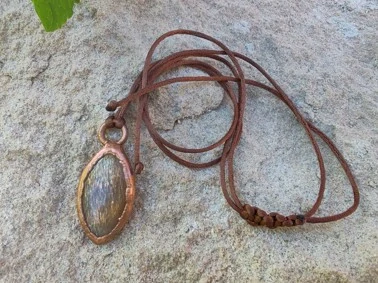 "Zář Sluneční Galaxie" - amulet se slunečním kamenem Rainbow lattice sunstone