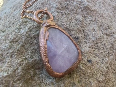 "Něžná Strážkyně Srdce" amulet Kunzit galvanoplastika
