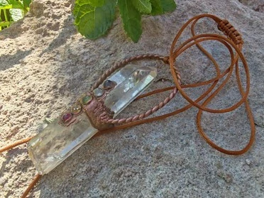 "Chrám Starodávné Moudrosti" Amulet Mistrovský lemurijský křišťál s pěti drahokamy v surové mědi