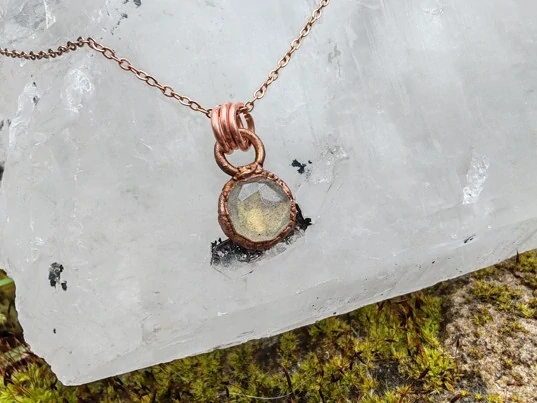 "Malé Zrcadlo Intuitivního Světla" Amulet Labradorit galvanoplastika