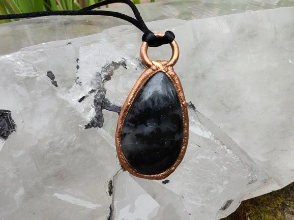 "Pevnost v Bouři" Amulet Černý turmalín v křemeni galvanoplastika
