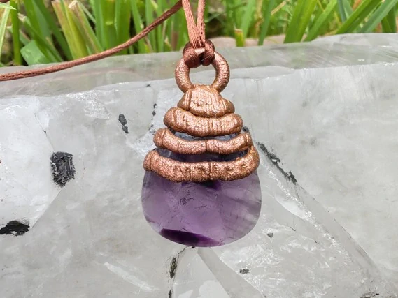 "Strážce Nočního Klidu" Amulet Hvězdný ametyst galvanoplastika