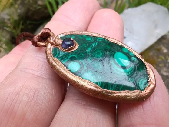 "Strážce Vnitřní Proměny" Amulet Malachit & Ametyst galvanoplastika