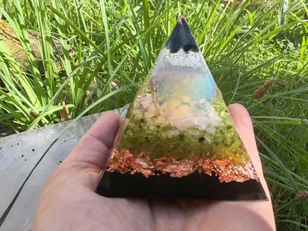 "Světlo a Ochrana" Orgonitová pyramida – Opalit, Turmalín a Šungit
