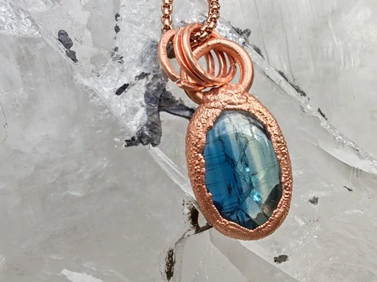 Přívěsek galvanoplastika „Paprsek nebeského klidu“ – Sytě modrý disthen (kyanit) v zářivé mědi a rose gold