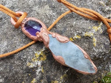 Přívěsek galvanoplastika „Amulet Měsíční Bohyně“ Broušený ametyst a duhový měsíční kámen v zářivé mědi