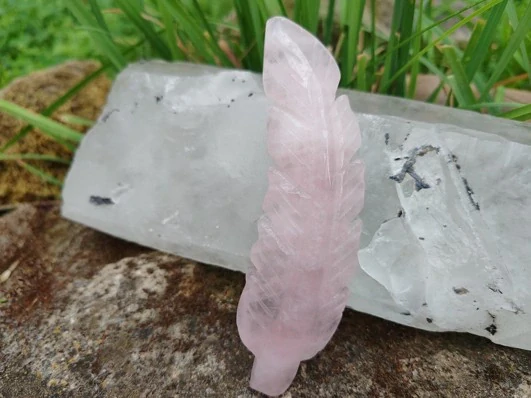 Vyřezávané růženínové pírko - Talisman lásky, něhy a aromaterapie *1