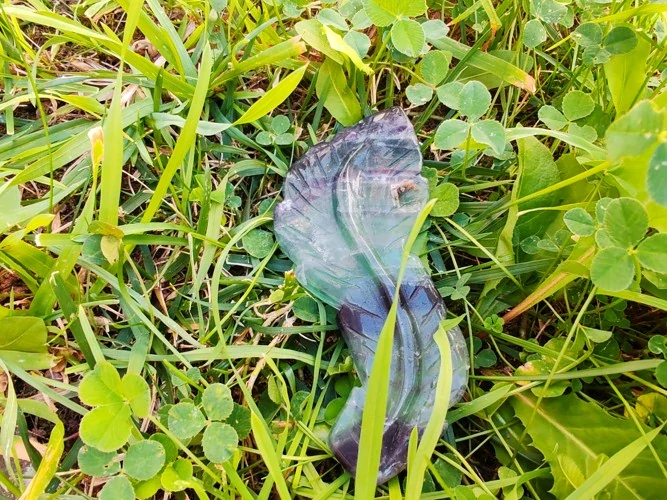 Andělské pírko z modrofialového fluoritu – krystal vnitřního klidu a intuice *3