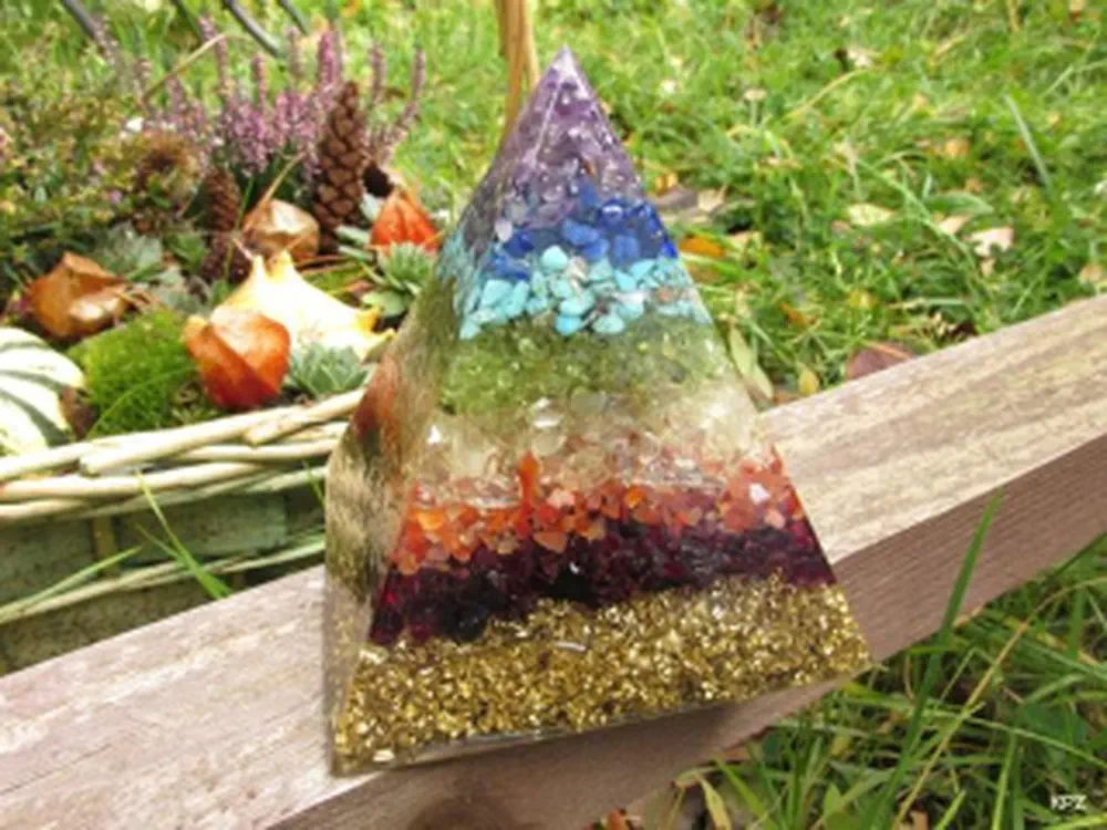 Orgonitová Čakrová pyramida 10x10cm se šungitem XXL z pravých kamenů + šungit