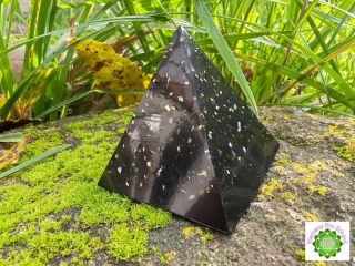 Orgonit - Dárek k nákupu nad 500,- Orgonitová pyramida - Šungit 4x4cm