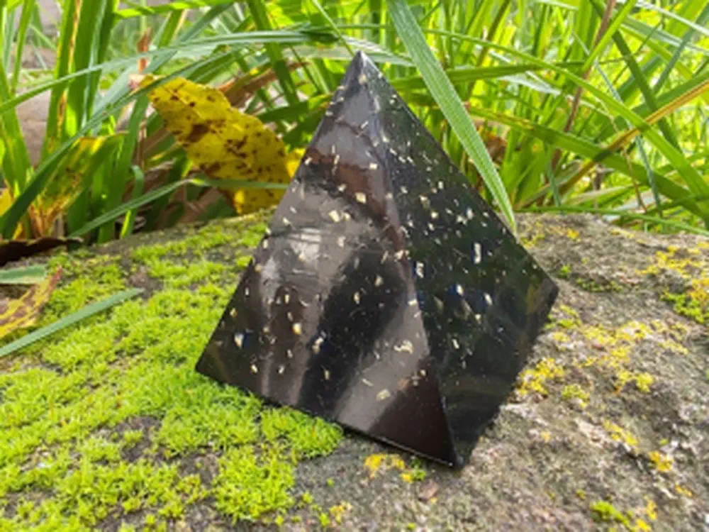 DÁREK k nákupu - Orgonitová pyramida se surovým šungitem, 4cm