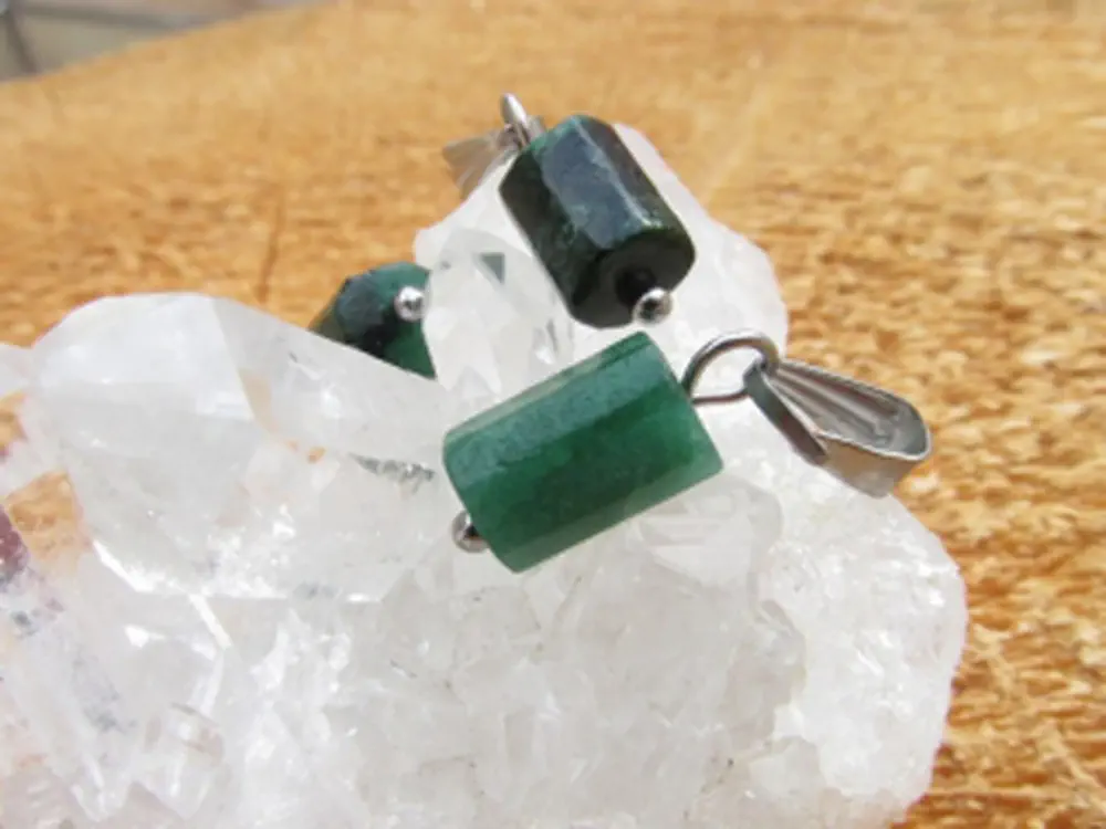 Smaragdový přívěsek - obdélníček broušený, 10 x 5mm