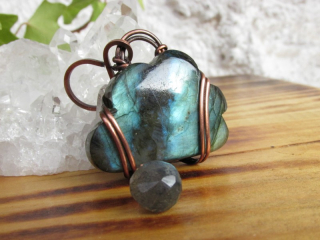 "Archanděl Chamuel & Odstup" - drátovaný šperk, přívěsek, Labradorit & Měď