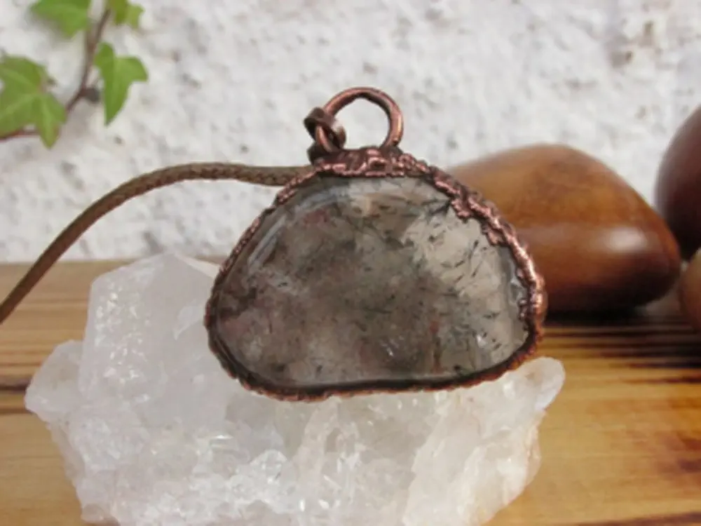 Amulet "Mnoho životů duše" Křišťál fantom, galvanoplastika 
