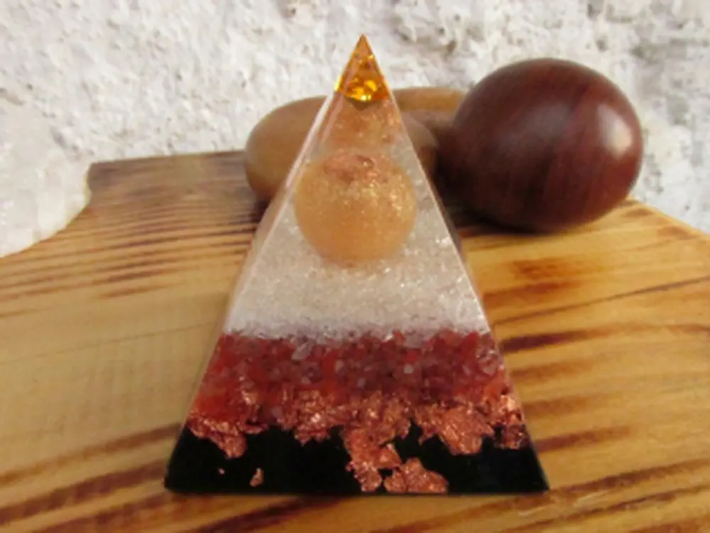 "Prozáří a sílu doplní" - orgonitová pyramida, dosah 5m