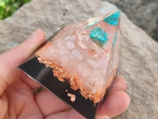 Orgonitová pyramida "Nezávislost a Důvěra v sebe pro Váhy"