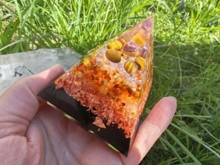 Orgonitová pyramida "Hojnost & Nadšení pro Lva"
