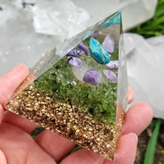 Orgonitová pyramida "Intuice a Lehkost pro Pannu"