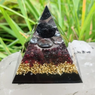 Orgonitová pyramida "Důvěra & Odvaha pro Štíra""