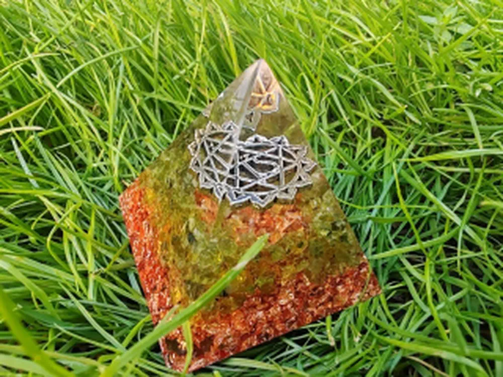 Orgonitová pyramida "Já miluji" - srdeční čakra