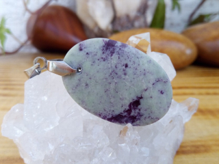 Přívěsek kammererit - Dárce štědrosti a hojnosti, kabošon *03