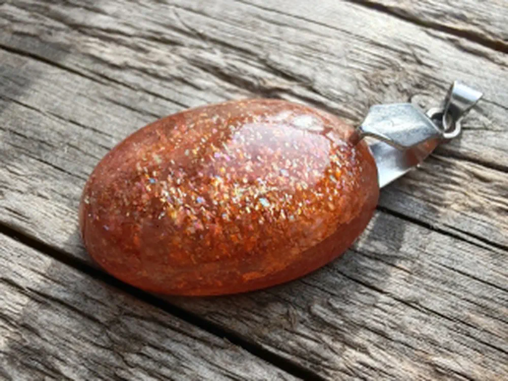 "Slunce zažene temnotu" Přívěsek pravý sluneční kámen *10