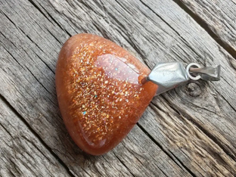 "Slunce zažene temnotu" Přívěsek pravý sluneční kámen *11