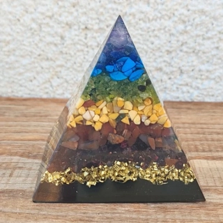 DÁREK k nákupu Orgonit Čakrová pyramida s extra silnou ochranou 6x6cm z pravých kamenů 