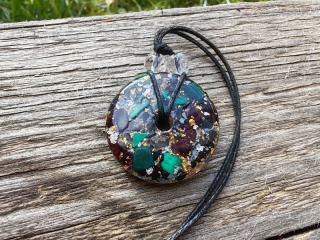 Orgonitový přívěsek "Orgonitový česnek" s granátem, malachitem, vločkovým obsidiánem a vločkami zlata a stříbra