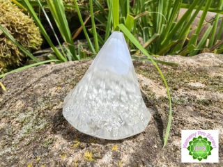 Dárek k nákupu nad 900,- "Stříbrná spirála vědomí" - orgonitový kužel chalcedon, vločky stříbra