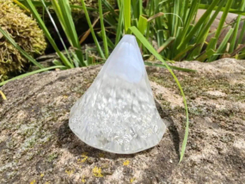 "Stříbrná spirála vědomí" - orgonitový kužel chalcedon, vločky stříbra