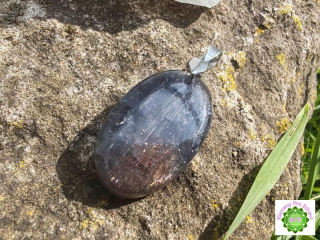 "Osvícení s lehkostí" - přívěsek Iolit se slunečním kamenem *9