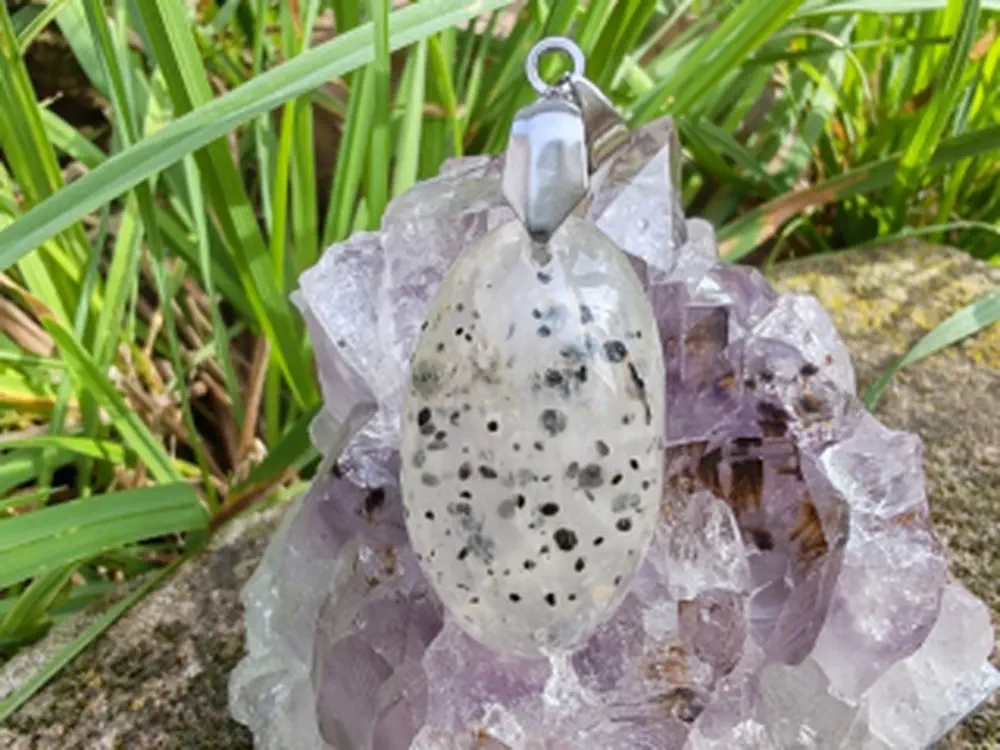"Prastarý Kód Světla a Stínu" - přívěsek křemen s inkluzemi - Black dot quartz kabošon *3