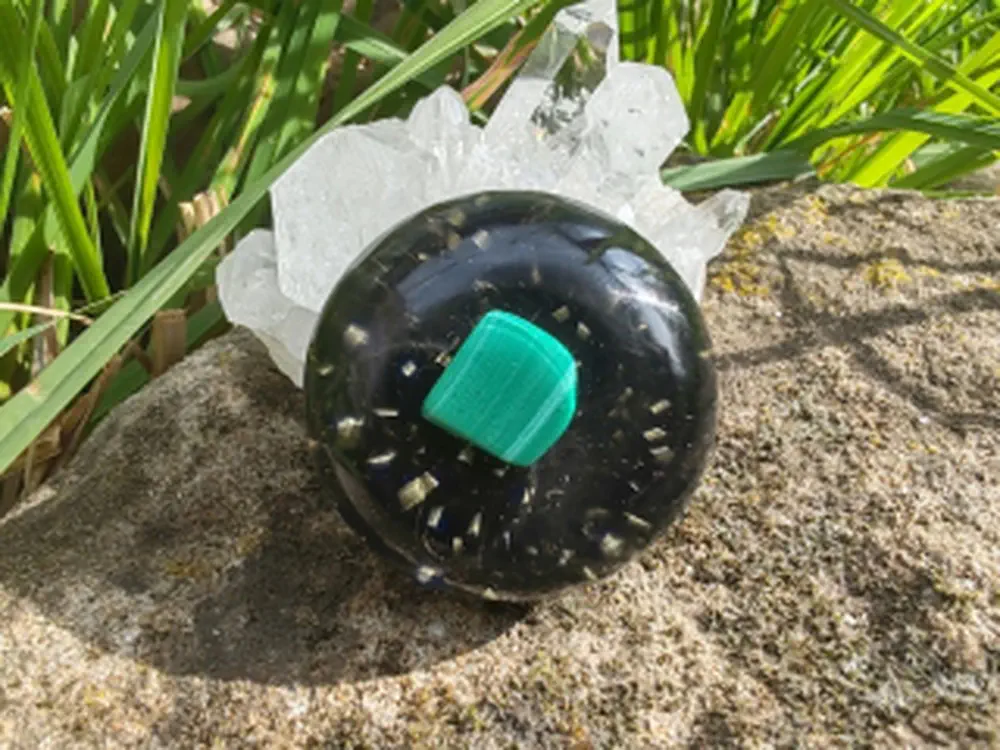 "Malachitový štít čistoty" orgonitová polokoule s malachitem, šungitem