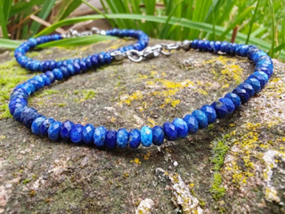 "Noční obloha Vědění" náramek lapis lazuli, broušené rondelky, 4mm