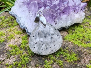 "Prastarý Kód Světla a Stínu" - přívěsek křemen s inkluzemi - Black dot quartz kabošon *12