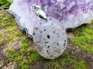 "Prastarý Kód Světla a Stínu" - přívěsek křemen s inkluzemi - Black dot quartz kabošon *13