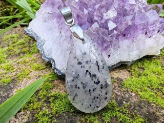 "Prastarý Kód Světla a Stínu" - přívěsek křemen s inkluzemi - Black dot quartz kabošon *15
