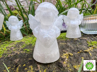 "Něžné Objetí Lásky" - něžně sněžný orgonitový anděl se srdcem v dlaních