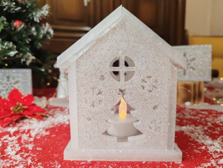 "Strážce Vánočního Světla " - něžně sněžný orgonitový vánoční domeček na LED svíčku