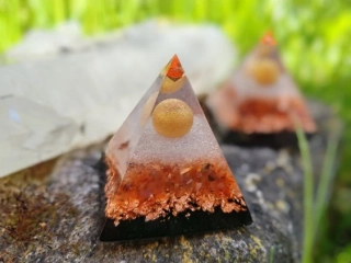 DÁREK k nákupu - "Prozáří a sílu doplní" - orgonitová pyramida, velikost 6x6 cm