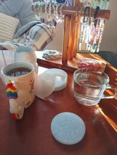 Orgonitová sada podšálků „Něžně sněžná“ – sada 4 ks nejen pro harmonizaci nápojů