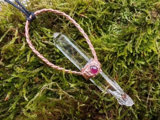 Amulet "Moudrosti  a síly" lemurský krystal s kapičkou granátu + dárková krabička