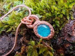 "Amulet Modrý plamínek: Energie neonového apatitu" náhrdelník galvanoplastika