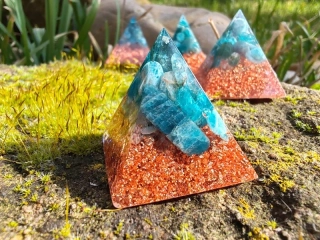 "Vůle a komunikace" Orgonitová mini pyramidka Modrý apatit & Měď