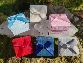 Dárková papírová krabička se saténovou mašlí: Vyberte si svou barvu