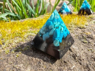 "Hluboký klid a jasná mysl" Orgonitová mini pyramidka Modrý howlit & Šungit